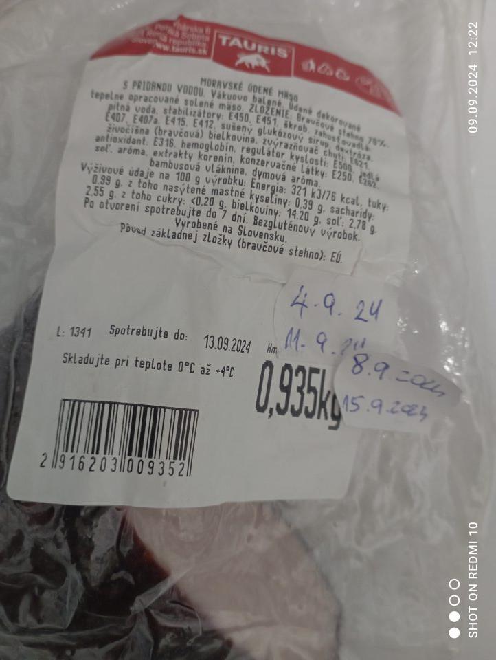 Mäsový výrobok s klamlivým primerane skráteným dátumom spotreby - staršia dolepka a na nej prelepená nová za účelom predĺženia predaja.