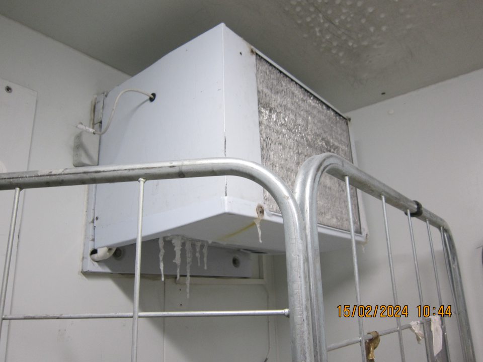 Nadmerná námraza na mraziacej jednotke mraziaceho boxu v skladovacej časti prevádzky.