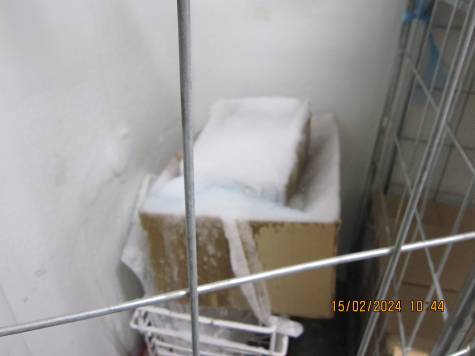Hrubá vrstva námrazy v mraziacom boxe v skladovacej časti prevádzky zistená pod mraziacou jednotkou.