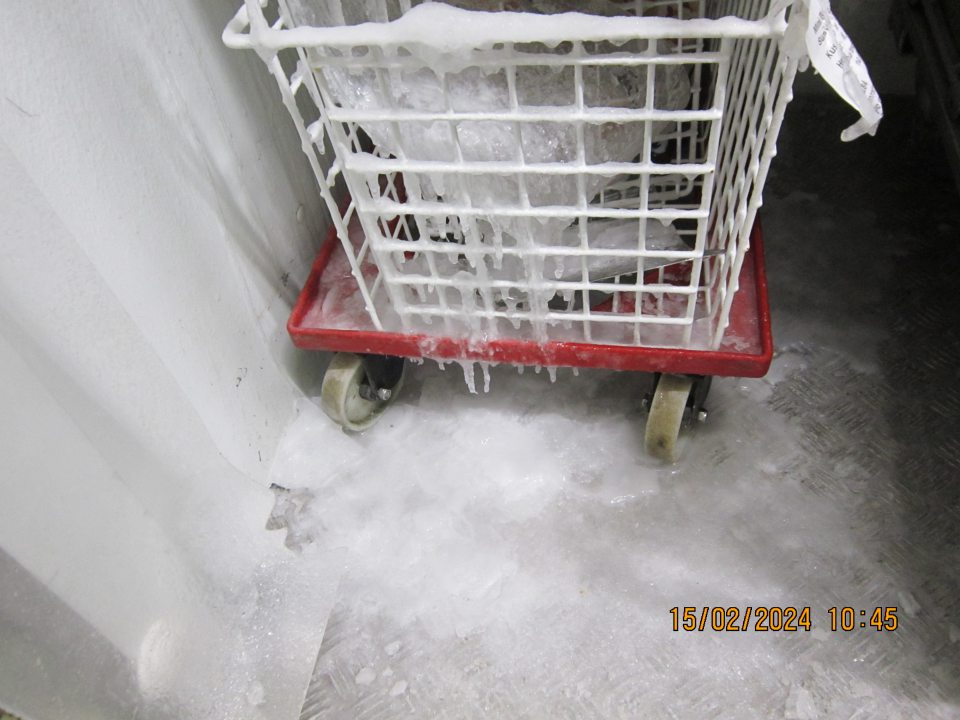 Hrubá vrstva námrazy v mraziacom boxe v skladovacej časti prevádzky zistená pod mraziacou jednotkou.