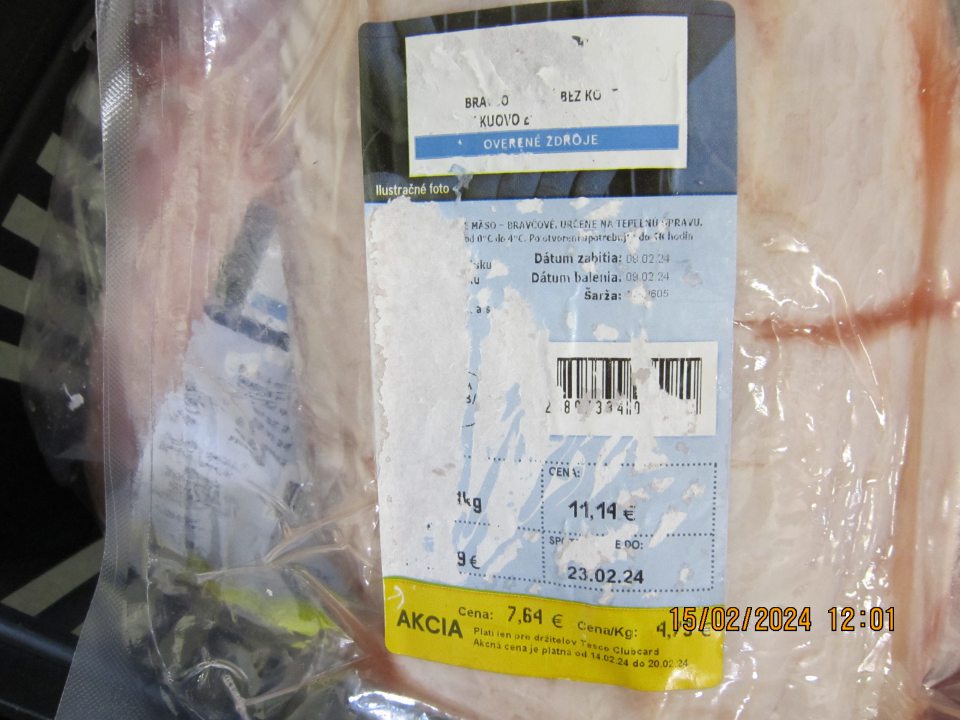 Nedostatok v označení: Bravčové mäso bez kosti, vákuovo balené- poškodené etikety, povinné údaje uvádzané na etiketách výrobkov sú len čiastočne čitateľné.