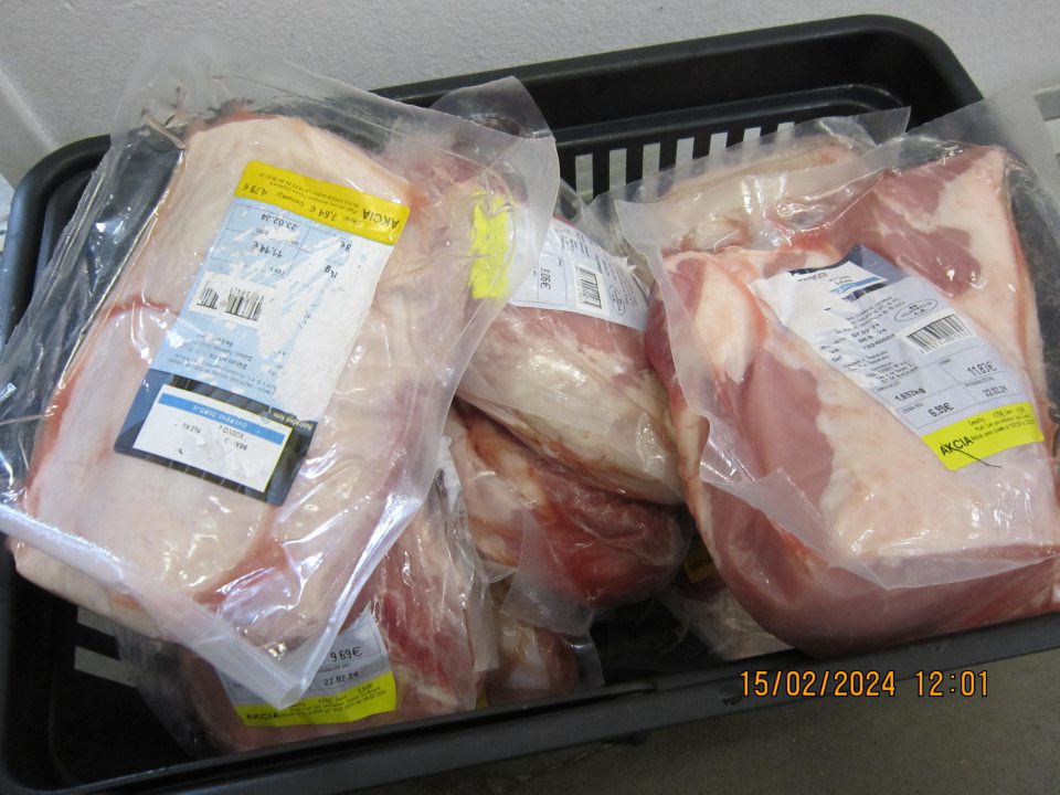 Nedostatok v označení: Bravčové mäso bez kosti, vákuovo balené- poškodené etikety, povinné údaje uvádzané na etiketách výrobkov sú len čiastočne čitateľné.