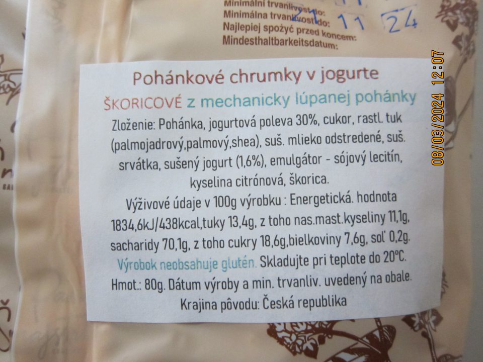 Nedostatok v označení výrobku: „Pohánkové chrumky v jogurte ŠKORICOVÉ z mechanicky lúpanej pohánky 80g“- na etikete výrobku v zozname zložiek nie sú oproti zvyšnej časti zoznamu zdôraznené zložky spôsobujúce alergie alebo neznášanlivosť - jogurtová poleva, sušené mlieko odstredené, sušená srvátka, sušený jogurt, sójový lecitín. 