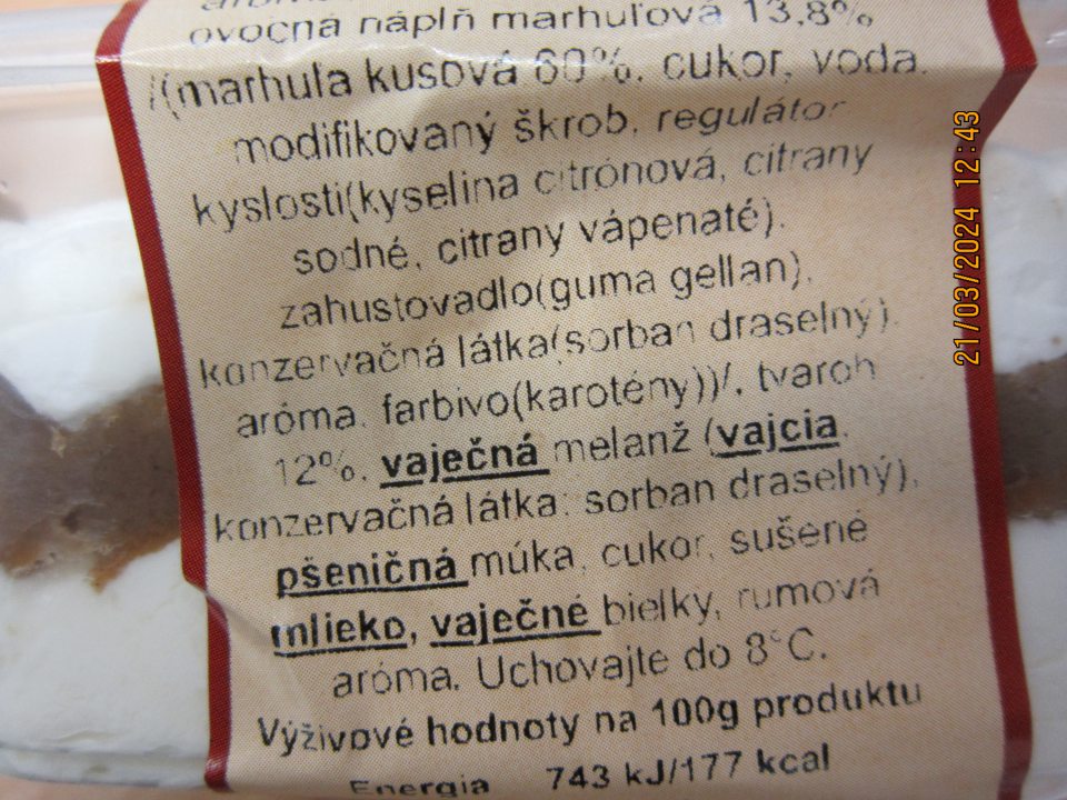 V zozname zložiek výrobku  nie je oproti zvyšnej časti zoznamu zdôraznená zložka „tvaroh“  obsahujúca alergén mlieko.