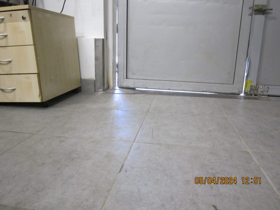 Ľavá polovica príjmových dverí dostatočne neprilieha- možnosť vnikania hlodavcov a hmyzu do priestorov prevádzky.