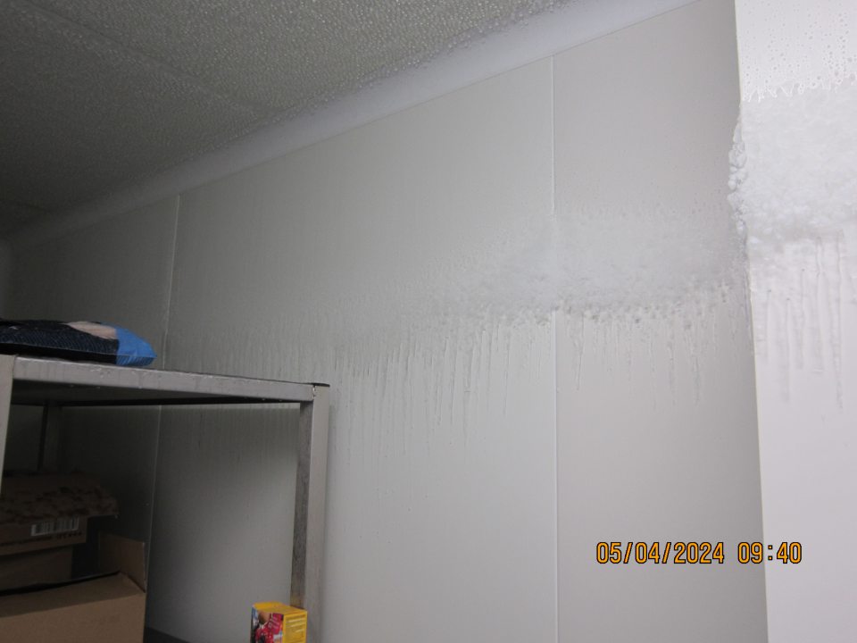 V mraziacom sklade v skladovej časti prevádzky nadmerná námraza na strope a stenách. 