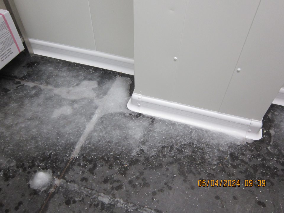 V mraziacom sklade v skladovej časti prevádzky nadmerná námraza na  podlahe.