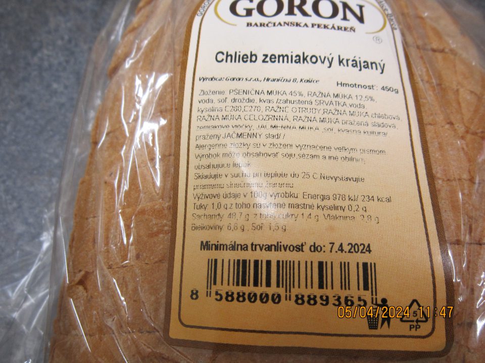 Chlieb zemiakový krájaný 450 g- na etikete v zozname zložiek nie je uvedené % množstvo zemiakov, ktoré je uvedené v názve výrobku, niektoré povinné údaje nie sú dostatočne čitateľné.