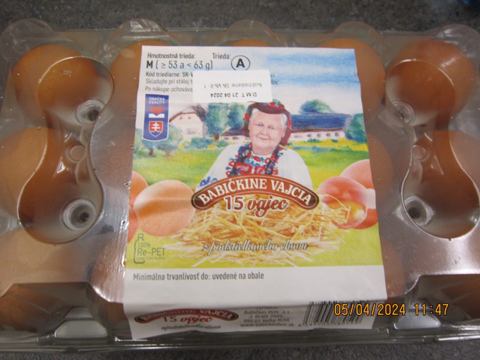Babičkine vajcia, 15 vajec z podstielkového chovu - povinné údaje na výrobku – osobitné podmienky skladovania – prekryté dolepkou s informáciou o DMT a kódom triediarne. 