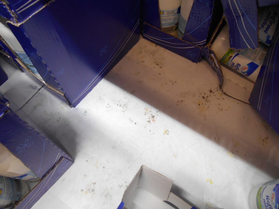 V predajnej časti prevádzky dno chladiacej vitríny na uchovávanie kefírového mlieka a smotany, znečistené zaschnutými nečistotami a plesňou.