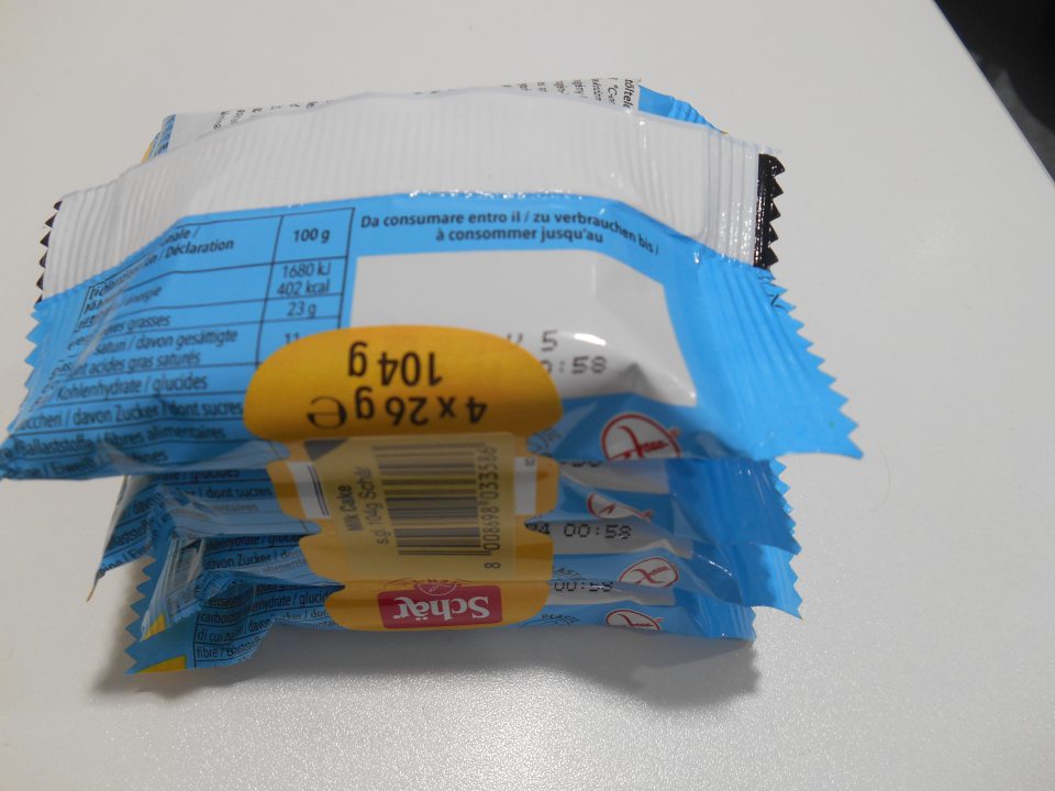 Milk cake bezgluténový piškótový rez 4x26g - dátum minimálnej trvanlivosti na jednotlivých výrobkoch prekrytý spoločnou nalepenou etiketou s ean kódom spájajúcou jednotlivé balenia do jedného celku.