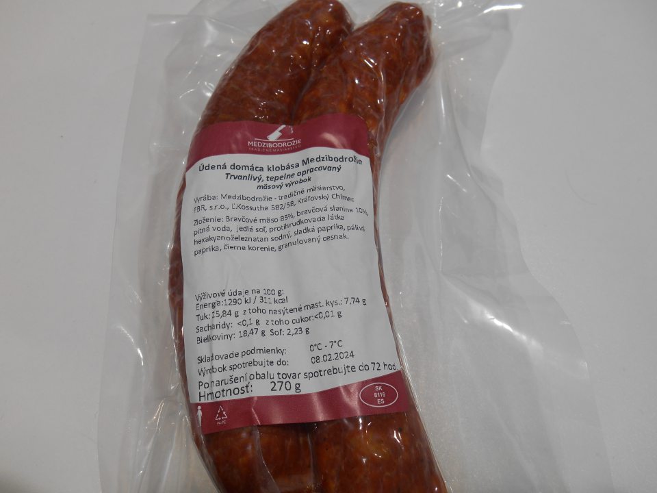 Údená domáca klobása, trvanlivý, tepelne opracovaný výrobok 270g – na etikete chýba povinný sprievodný údaj názvu potraviny– „vákuovo balené“.