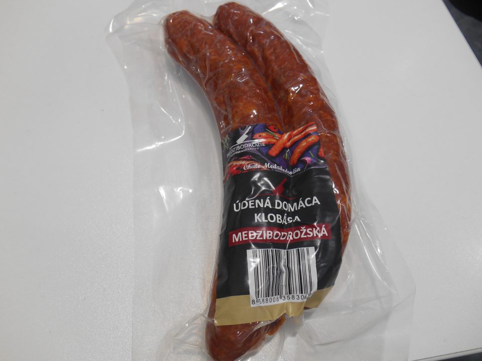 Údená domáca klobása, trvanlivý, tepelne opracovaný výrobok 270g – na etikete chýba povinný sprievodný údaj názvu potraviny– „vákuovo balené“.