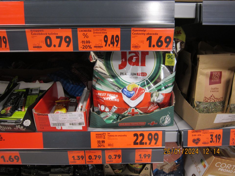 Spoločné uchovávanie nezlučiteľných druhov výrobkov na regáli na predajnej ploche - cukrovinky, keksy, JAR Platinum Plus tablety do umývačky, Bio Tatry čajíček s mätou.