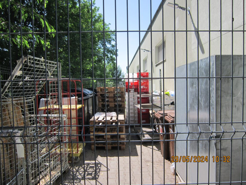 Prázdne vratné obaly – prepravky z mäsa, pekárskych výrobkov skladované v ohradenom priestore bez zastrešenia, spolu s prázdnymi paletami, biologickým a komunálnym odpadom.