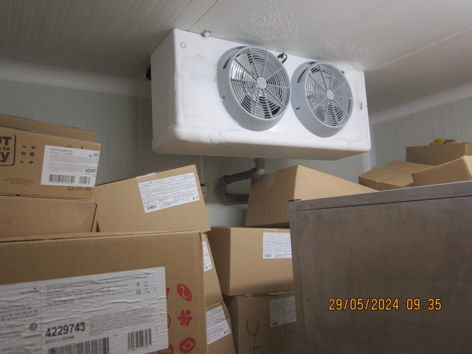 V mraziacom boxe v zázemí prevádzky zistená nadmerná námraza na mraziacej jednotke, pod ktorou sú uložené kartónové krabice s mrazenými pekárskymi výrobkami – dopek. Sklad predimenzovaný.