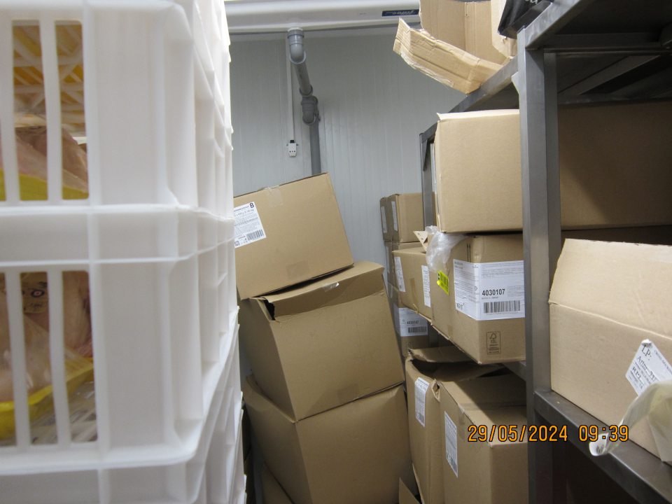 V chladiarenskom boxe v zázemí označenom ako „Chladený sklad lahôdok“ umiestnené mrazené a hlbokozmrazené pekárske výrobky, chleby určené na dopek skladované pri nevhodnej teplote.