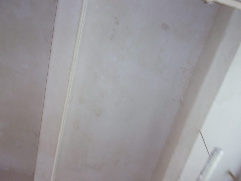 Poškodená hygienická maľba stropu na viacerých miestach a prítomnosť pavučín v časti prevádzky – výroba chleba.