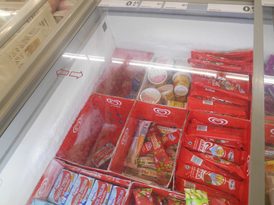 V mraziacej vani slúžiacej na uchovávanie mrazených krémov a nanukov, nadmerná námraza na stenách po celom obvode mraziacej vane. Kartónové krabice primrznuté k stene mraziacej vane.