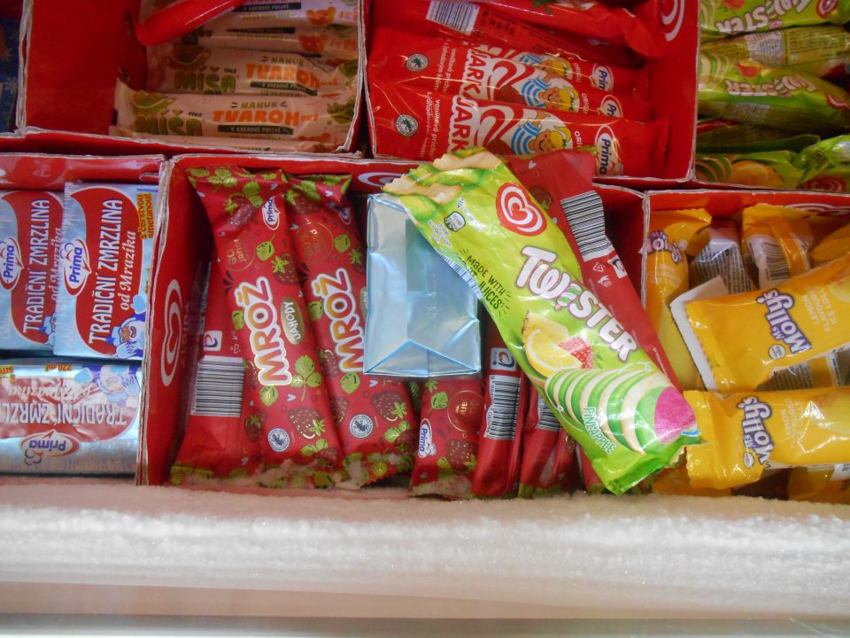 V mraziacej vani slúžiacej na uchovávanie mrazených krémov a nanukov, nadmerná námraza na stenách po celom obvode mraziacej vane. Kartónové krabice primrznuté k stene mraziacej vane.