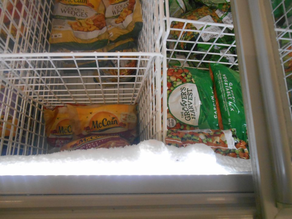 V mraziacej vani slúžiacej na uchovávanie mrazenej zeleniny a mrazených polotovarov, nadmerná námraza nad zónou naskladnenia tovaru o hrúbke cca 4 cm.