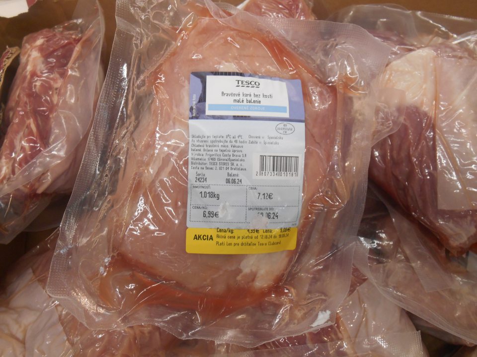 Vo vnútri spotrebiteľského balenia vákuovo baleného bravčového mäsa väčšie množstvo uvoľnenej krvavo zafarbenej tekutiny, uvoľnené vákuové balenie.