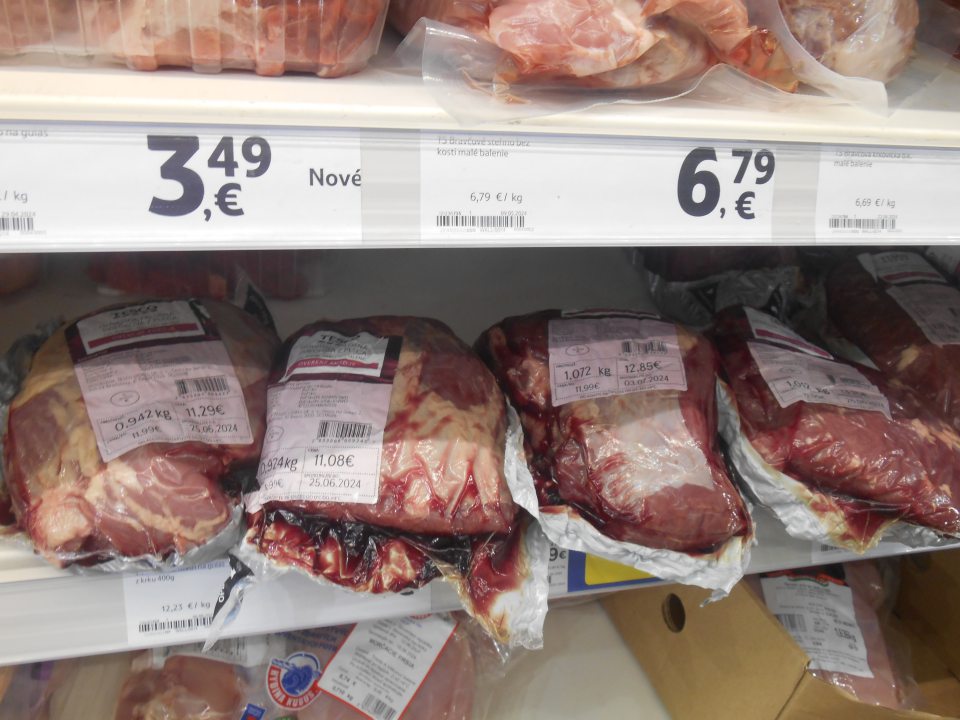 Vo vnútri spotrebiteľského balenia vákuovo baleného hovädzieho mäsa väčšie množstvo uvoľnenej krvavo zafarbenej tekutiny, uvoľnené vákuové balenie.