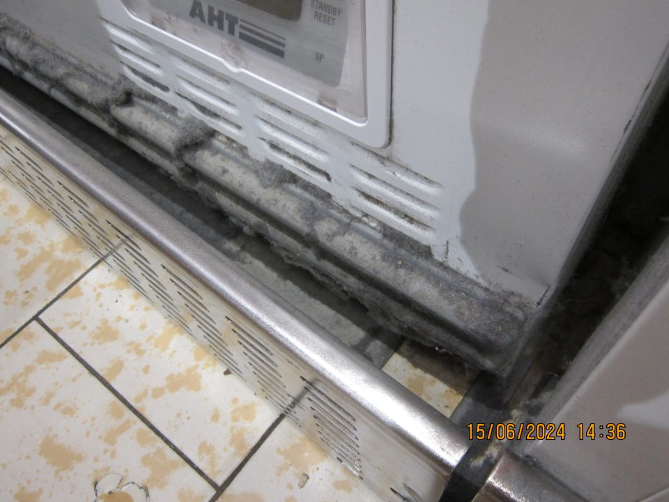 Silné znečistenie chumáčmi prachu, špiny medzi zábranami a bočnými stenami mraziacich boxov na hlbokozmrazené polotovary a na akciový tovar na predajnej ploche.