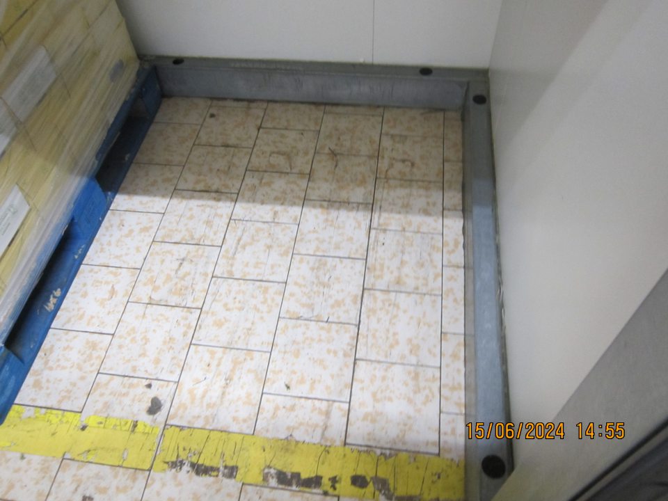 Znečistená podlaha nánosmi čiernej špiny (šmuhami) v chladiarenskom boxe MOPRO v sklade.