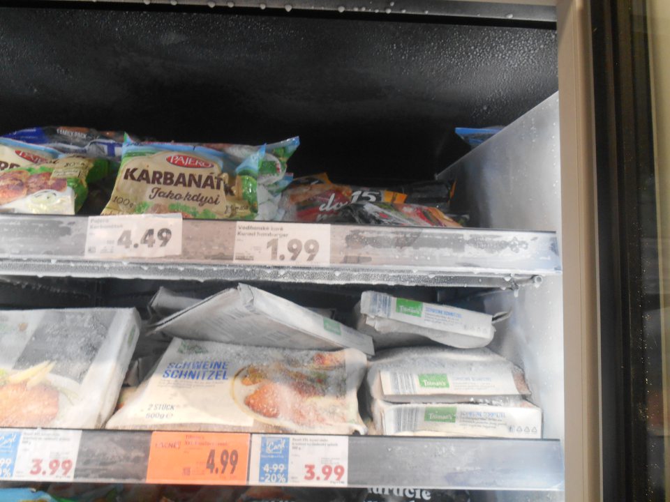 Nadmerná námraza a zamrznuté kvapky vody na strope mraziacej  vitríny na uchovávanie hlbokozmrazených polotovarov a hotových jedál  na predajnej ploche prevádzky. 