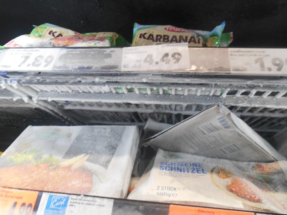 Nadmerná námraza na zdeformovaných kartónových baleniach znehodnoteného výrobku – hlbokozmrazený polotovar v poškodenom priamom obale.