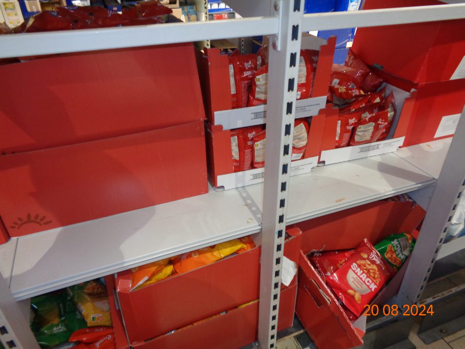 Na regáloch na uchovávanie trvanlivého slaného pečiva na predajnej ploche súvislá vrstva prachu.