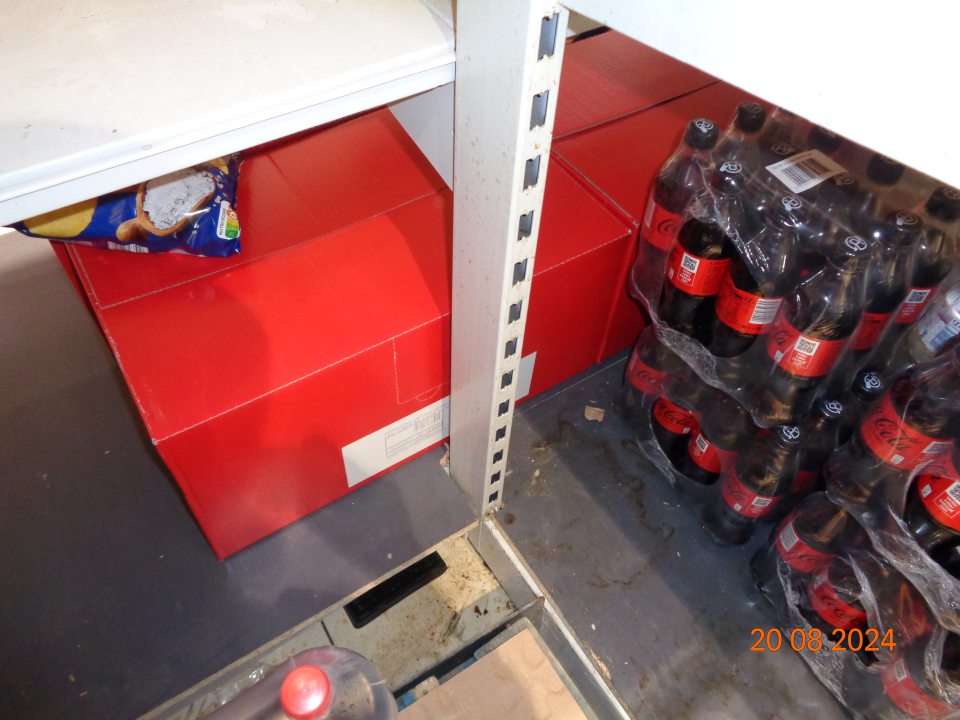 Na regáloch na uchovávanie nealkoholických nápojov na predajnej ploche zaschnuté nečistoty z vytečeného obsahu daných nápojov.