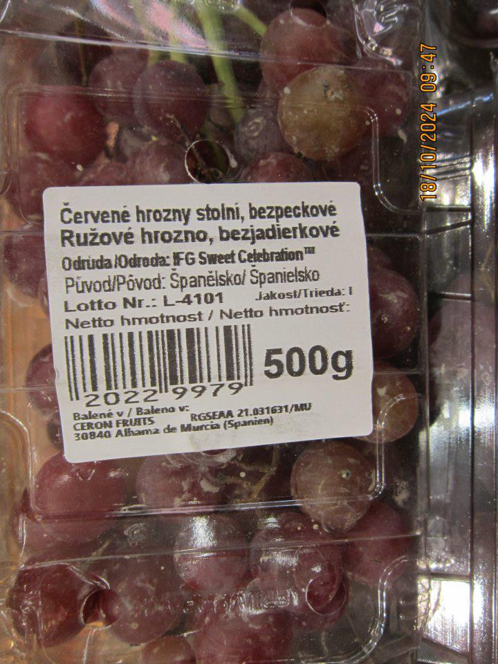 Predaj potraviny nevhodnej na ľudskú spotrebu „Ružové hrozno stolové bezjadierkové 500 g“ s výskytom hniloby a známok plesne na jednotlivých bobuliach.