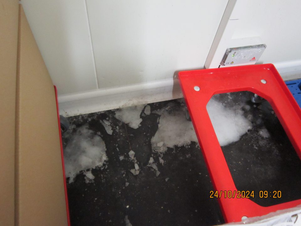 Nadmerná námraza na  podlahe v mraziarenskom sklade pečiva v skladovacej časti prevádzky.   