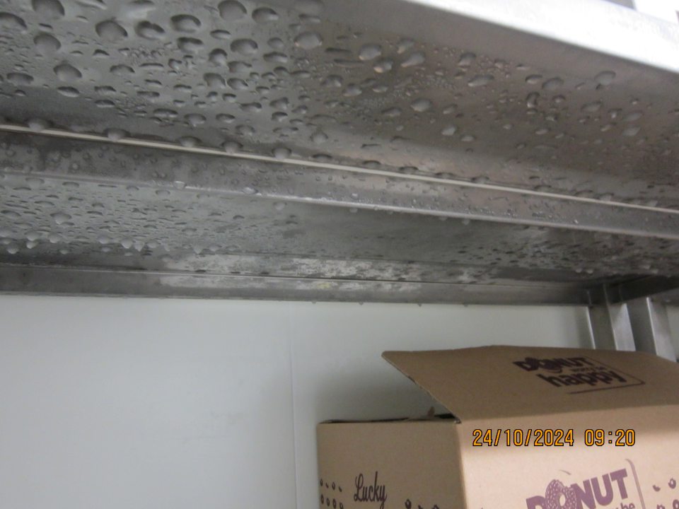 Nadmerná námraza na regáloch v mraziarenskom sklade pečiva v skladovacej časti prevádzky.   