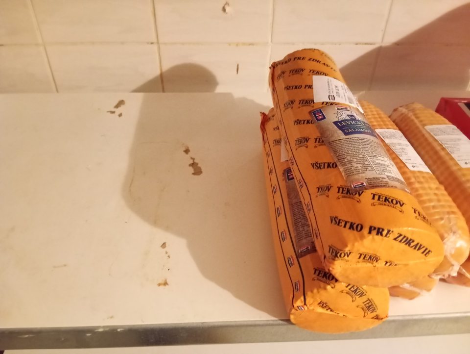 Chladiaci box na tvrdé syry: porušená celistvosť povrchového náteru na regáli.