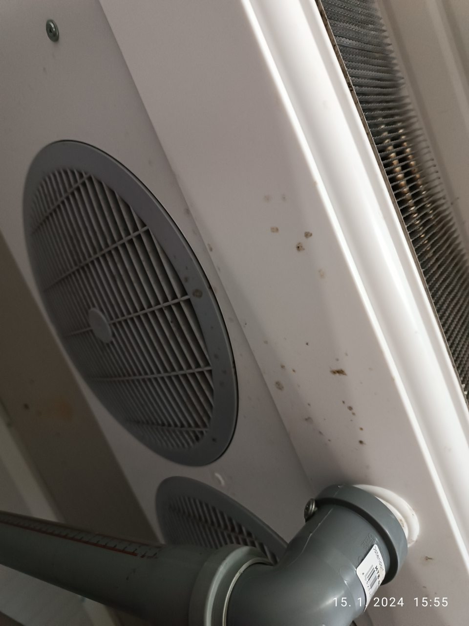 Znečistený chladiaci agregát v chladiarenskom boxe a ochranný kryt na ventilátore.
