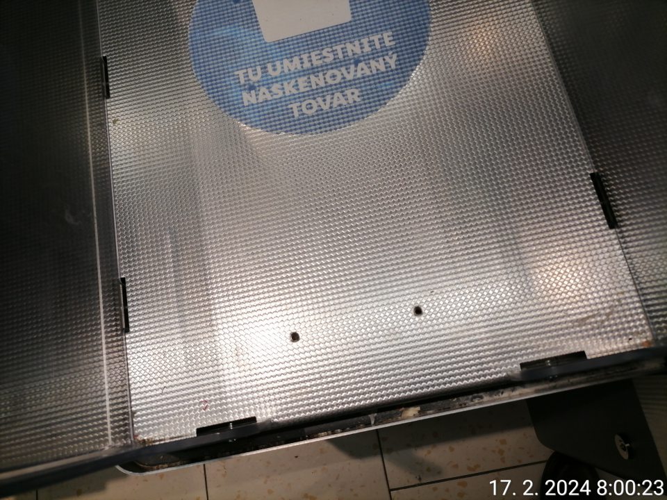 Znečistenie prachom a mechanickými nečistotami pri pokladniach.