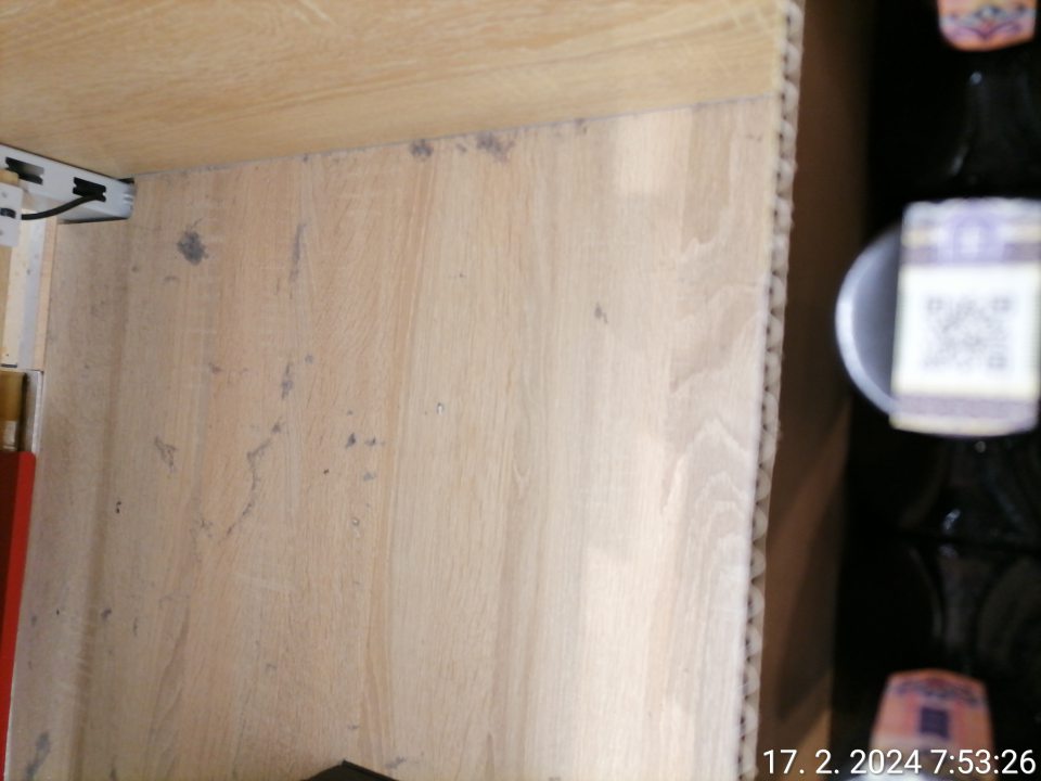 Znečistenie regálu slúžiacich na predaj alkoholických nápojov.