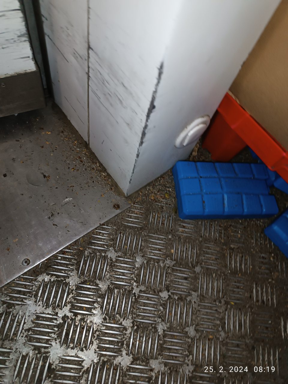 Znečistenie podlahy v mraziacom boxe v zázemí predajne slúžiaceho na uchovávanie hlbokozmrazených polotovarov.