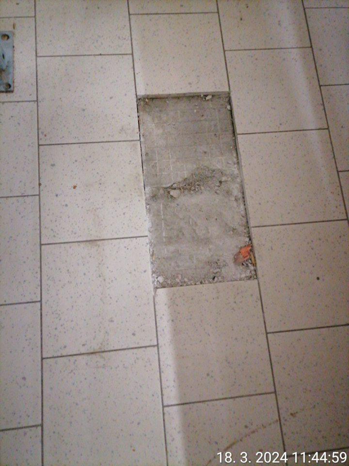 V priestore vstupu na príjem tovaru porušená celistvosť podlahy.