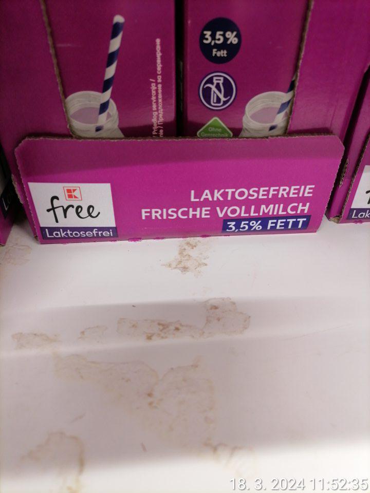 Znečistené regály pri predaji čerstvého mlieka a jogurtových nápojov nečistotami po obalovom materiáli.