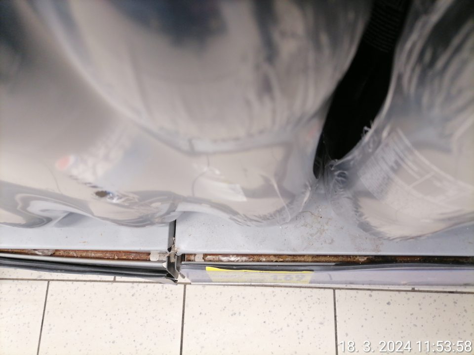 Počiatočná korózia regálov pri predaji balených vôd.