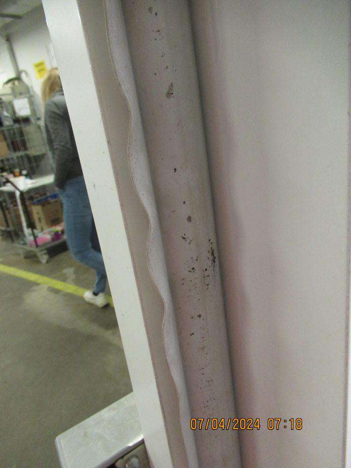 Nevyhovujúci hygienický stav tesnenia mraziaceho boxu v zázemí predajne slúžiaceho na uchovávanie napr. hlbokozmrazených polotovarov (dopekov), na tesnení a zárubní v mieste doliehania tesnenia čierne znečistenie pripomínajúce pleseň>