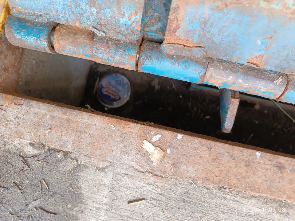 Znečistenie priestoru pod výsuvnou rampu, obalovým materiálom a mechanickými nečistotami, výsuvná rampa s korodovanými časťami.