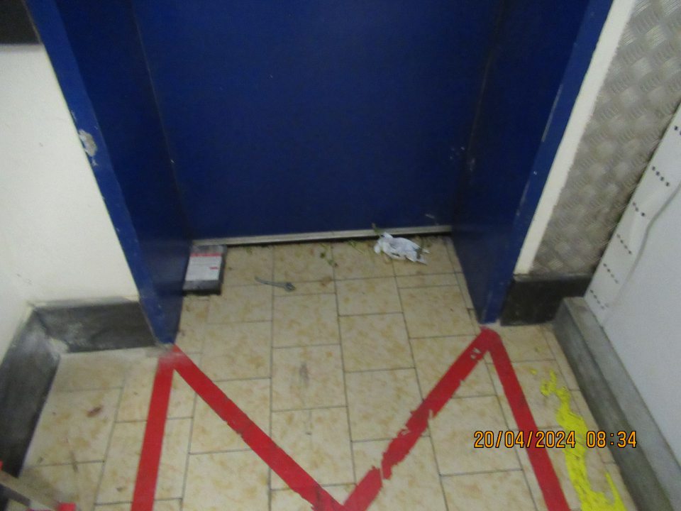  Silno znečistená podlaha v celom sklade od príjmu až po výlevku a predajnú plochu, hlavne na ťažko dostupných miestach a okolia príjmových dvier, kde sa nachádzali aj mechanické nečistoty.