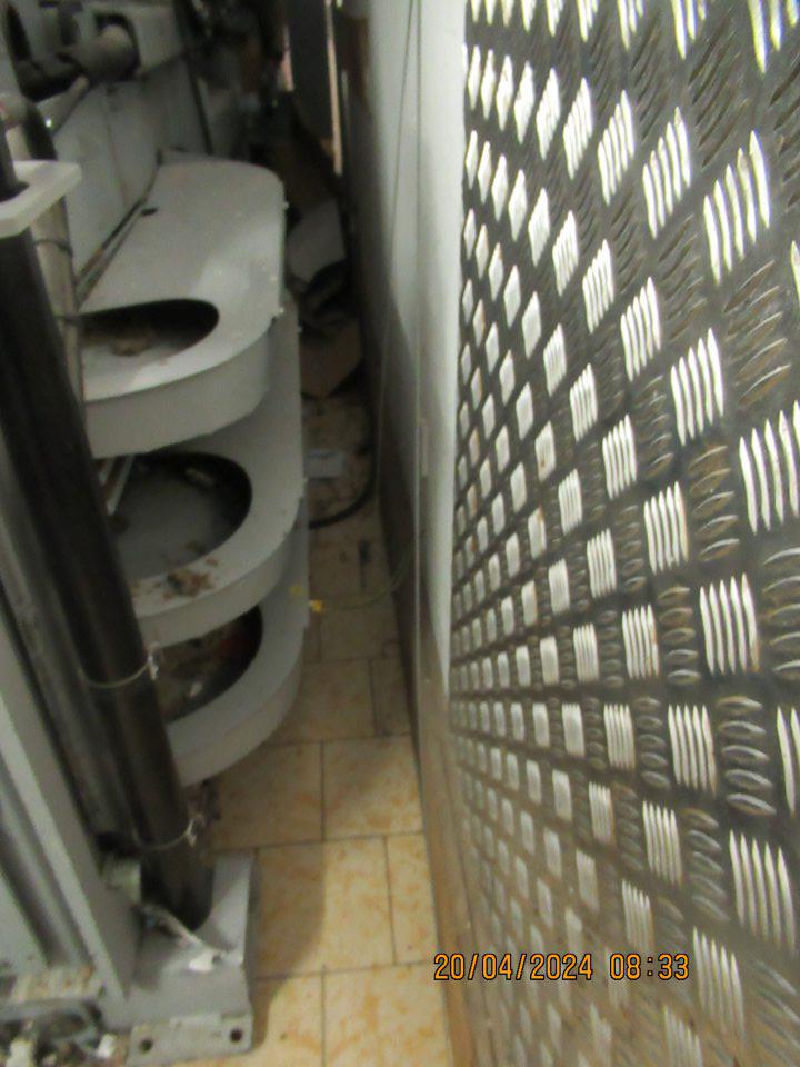  Silno znečistená podlaha v celom sklade od príjmu až po výlevku a predajnú plochu, hlavne na ťažko dostupných miestach, kde sa nachádzali aj mechanické nečistoty.