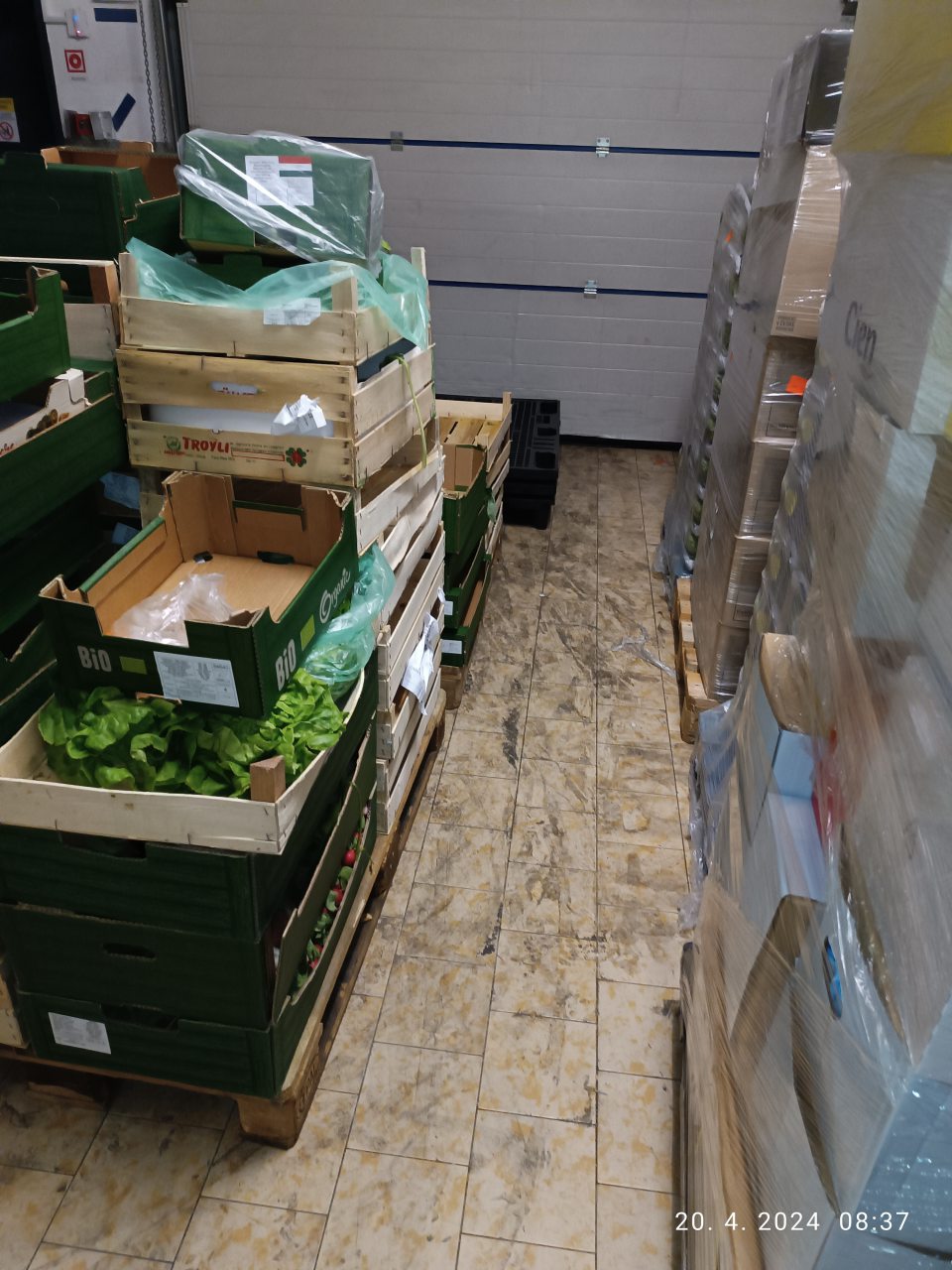 Silné nečistenie podlahy v okolí príjmovej rampy.