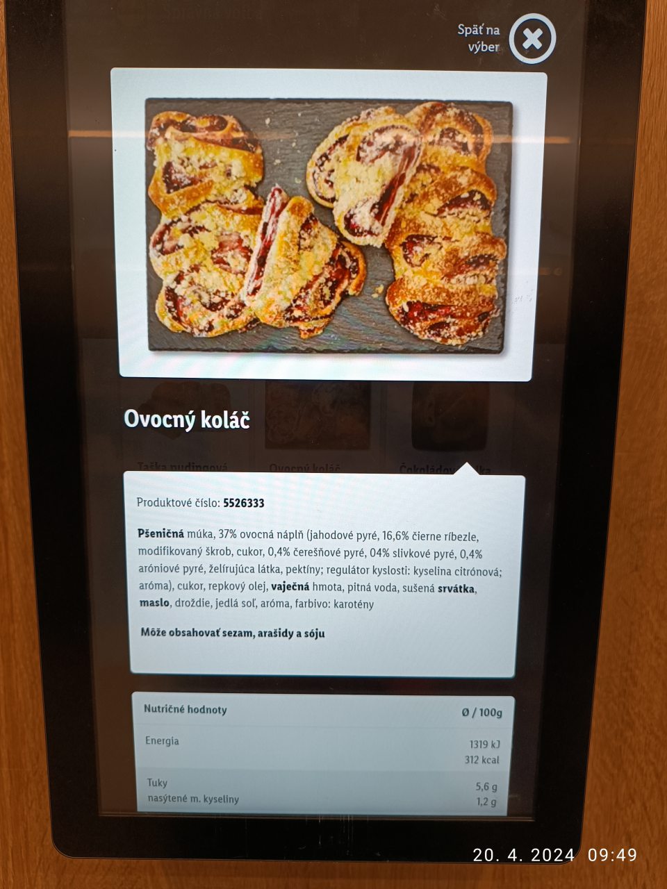 Nesúlad v zložení uvedenom na originálnej etikete od výrobcu a v zložení, ktoré uvádza predajca pre zákazníka. Na originálnej etikete je uvedené v ovocnej náplni ako hlavnú zložku: jablčné pyré 17% a predajca uvádza v katalógovom zložení v ovocnej náplni ako jednu z hlavných zložiek: jahodové pyré.